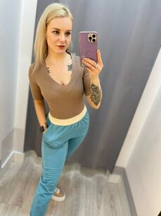 BY O LA LA ! PRĄŻKOWANE BODY V-NECK CIEMNY BEŻ