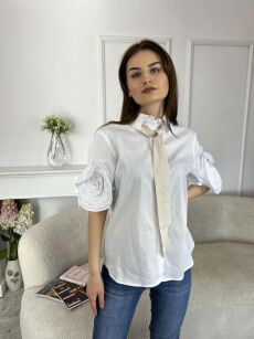 BY O LA LA! KOSZULA Z RÓŻAMI NA RĘKAWACH BIAŁA