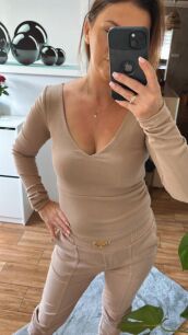 BY O LA LA...! BLUZKA BASIC V-NECK PRĄŻKOWANA BEŻ
