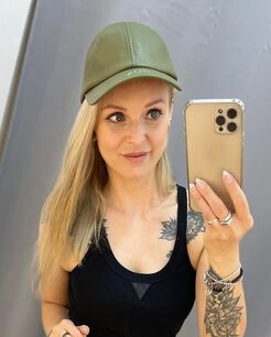 BY O LA LA ! CZAPKA Z DASZKIEM ECO SKÓRA KHAKI