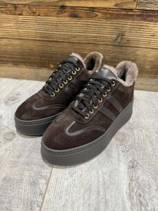 BY O LA LA...! SNEAKERSY Z FUTERKIEM CZEKOLADA