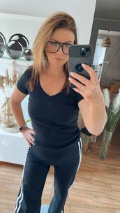 BY O LA LA...! PRĄŻKOWANA BLUZKA BASIC V-NECK CZARNA