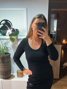 BY O LA LA...! PRĄŻKOWANA BLUZKA BASIC HERB CZARNY