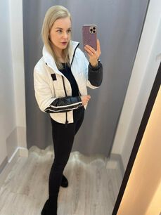 BY O LA LA! KRÓTKA KURTKA Z LAMPASAMI BIEL/CZERŃ
