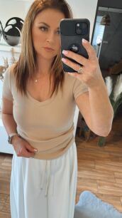 BY O LA LA...! PRĄŻKOWANA BLUZKA BASIC V-NECK BEŻ