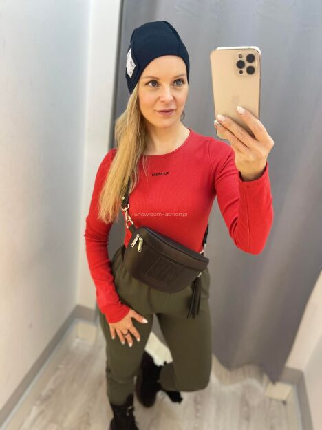 BY O LA LA ! PRĄŻKOWANE BODY LOGO CZERWONE