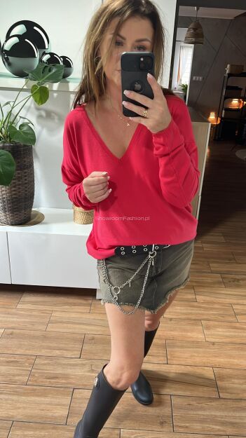 BY O LA LA...! CIENKI OVERSIZOWY SWETER V-NECK MAGENTA