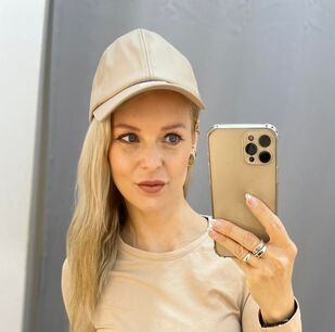 BY O LA LA ! CZAPKA Z DASZKIEM ECO SKÓRA BEŻ