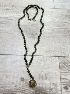 BY O LA LA ! WISIOR NASZYJNIK RÓŻANIEC Z MONETAMI MATCHA (ZIELONY)