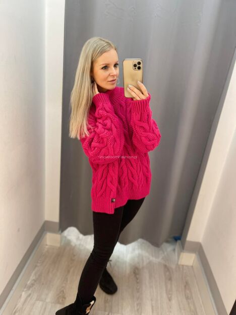 BY O LA LA.. ! OVERSIZOWY SWETER Z GOLFEM AMARANT