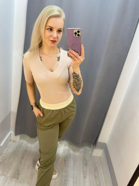 BY O LA LA ! PRĄŻKOWANE BODY V-NECK JASNY BEŻ