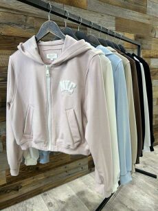 BY O LA LA! KRÓTKA BLUZA NYC ŚMIETANA
