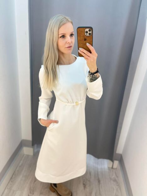 BY O LA LA ! ROZKLOSZOWANA SUKIENKA Z PASKIEM MIDI ŚMIETANA