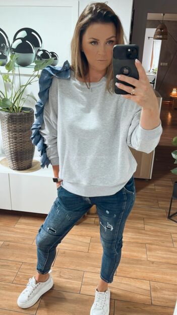 BY O LA LA! DRESOWA BLUZA Z FALBANĄ SZARA/JEANS