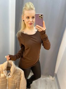BY O LA LA...! BLUZKA BASIC Z LOGOWANĄ TAŚMĄ BRĄZ