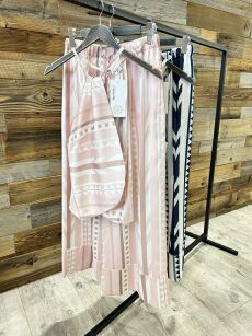BY O LA LA...! KOMPLET BLUZKA Z ROZCIĘCIEM + SPODNIE WIDE LEG PRINT RÓŻ