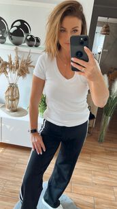 BY O LA LA...! PRĄŻKOWANA BLUZKA BASIC V-NECK BIAŁA